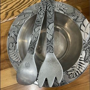 Two Wilton Armetale salad/ food bowls sold as pair